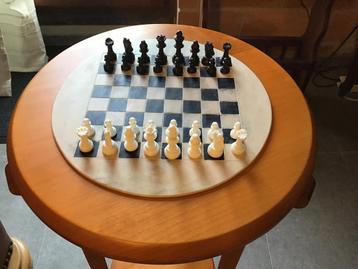 Ronde schaaktafel, met ronde stenen bord en vinyl stukken beschikbaar voor biedingen
