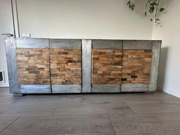 Unieke vintage dressoir beschikbaar voor biedingen