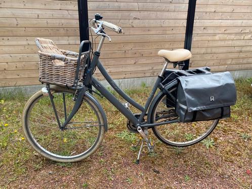 Grijze stadsfiets met mandje en fietszakken, Fietsen en Brommers, Fietsen | Dames | Omafietsen, Gebruikt, Versnellingen, Ophalen