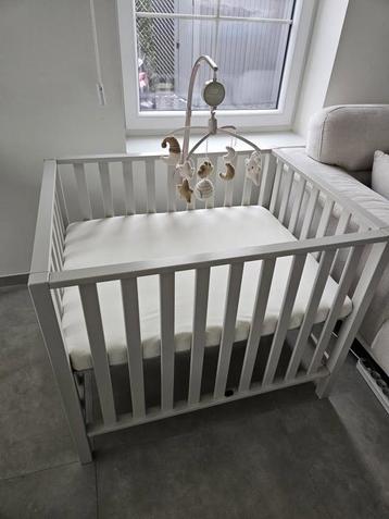 Babypark met matras en babyspeeltje  beschikbaar voor biedingen
