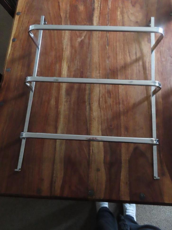 Metalen handdoekrek in perfecte staat voor aan de deur ..., Huis en Inrichting, Badkamer | Badkamermeubels, Gebruikt, Overige typen