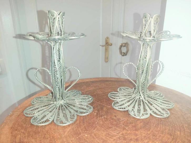 Twee prachtige oude metalen kandelaars in de kleur zilver, Handtassen en Accessoires, Oorbellen, Goud, Goud, Ophalen of Verzenden