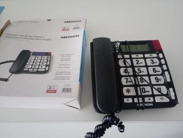 Telefoon met grote toetsen beschikbaar voor biedingen