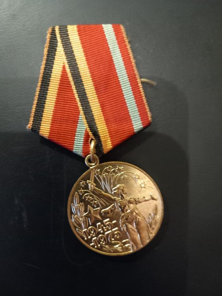 Twee authentieke Sovjet jubileum medailles, Postzegels en Munten, Penningen en Medailles, Ophalen