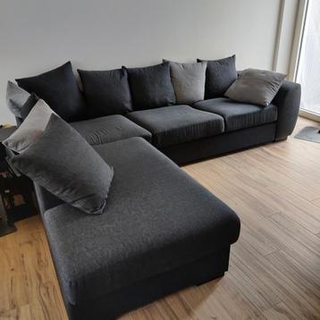 Comfortabele zwarte zetel met losse kussens beschikbaar voor biedingen