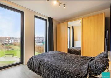 Grote kleerkast met schuifdeuren en spiegel beschikbaar voor biedingen