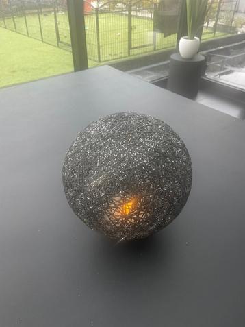 Grote kerstbal met verlichting beschikbaar voor biedingen