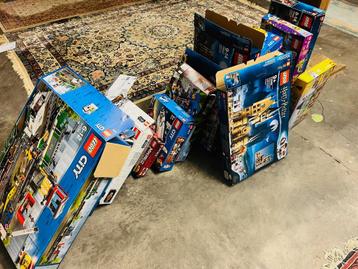 Lot 18 lege Lego dozen en boekjes beschikbaar voor biedingen