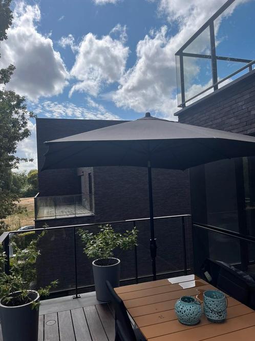 AMPER GEBRUIKT: parasol, voet, hoes, LAAT GEEN ZONLICHT DOOR, Tuin en Terras, Parasols, Zo goed als nieuw, Ophalen