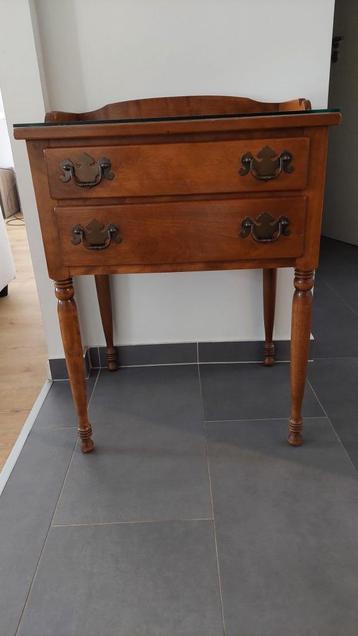 Charmante vintage houten kast met glazen blad beschikbaar voor biedingen
