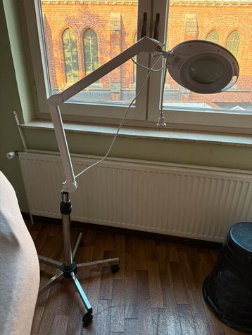 Loupe avec éclairage LED sur support, comme neuve, Enlèvement, Comme neuf, Lampe loupe