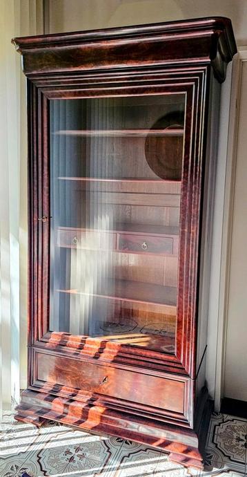 Biedermeier vitrinekast in mahonie, rond 1850 beschikbaar voor biedingen