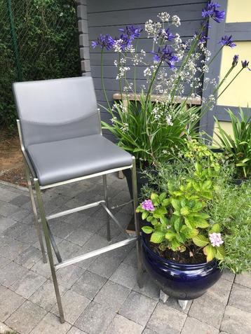 4 superbes tabourets hauts gris beschikbaar voor biedingen