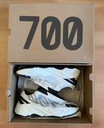 Yeezy Boost adidas 700 MNVN Analog 45 1/3 en parfait état, Enlèvement ou Envoi, Comme neuf, Blanc, Baskets