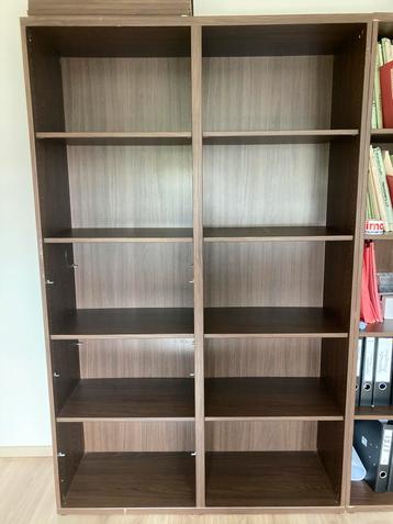 Boekenkast beschikbaar voor biedingen