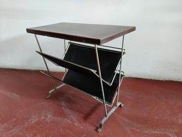 Retro krantenbak beschikbaar voor biedingen
