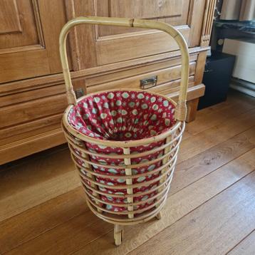 Vintage rotan linnenmandje beschikbaar voor biedingen