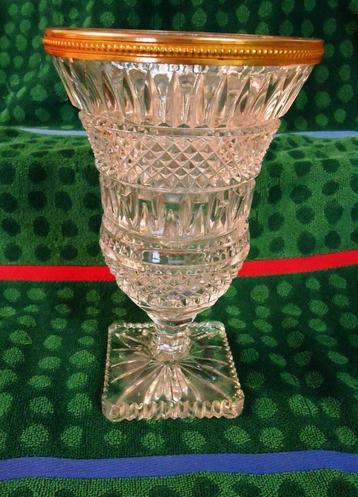 Vase en cristal ciselé, Enlèvement