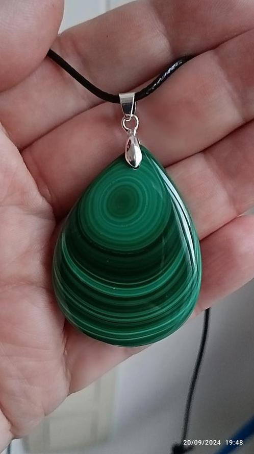 Superbe pendentif en malachite naturelle, Bijoux, Sacs & Beauté, Pendentifs, Neuf, Pierre ou Minéral, Vert, Avec pierre précieuse