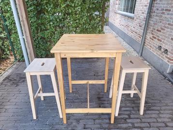 bartafel met 2 krukjes Ikea beschikbaar voor biedingen