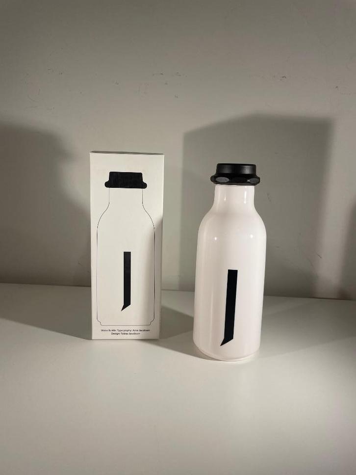 Gourde avec lettre J - Design letters par Arne Jacobsen, Huis en Inrichting, Keuken | Servies, Zo goed als nieuw, Kom(men), Effen