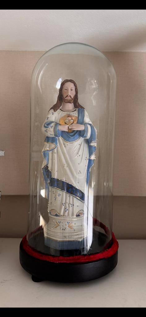 Oude biscuit onder globe, Ophalen