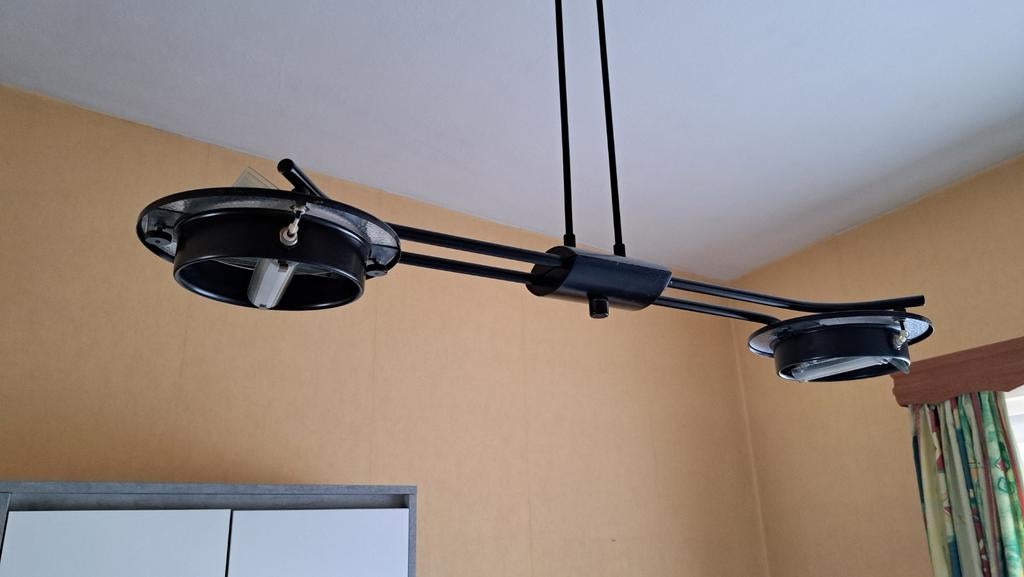 Zwarte lamp met ledlicht en dimmer. Verstelbaar in hoogte, Ophalen