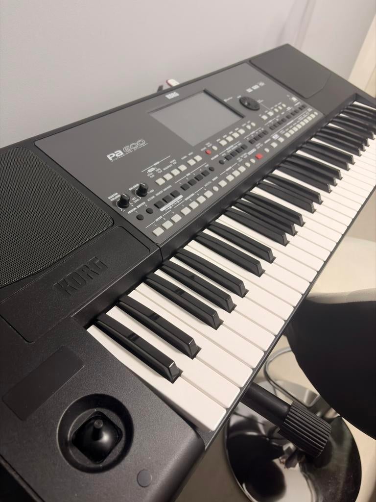 Korg pa600, Muziek en Instrumenten, Keyboards, Ophalen, Zo goed als nieuw, Korg
