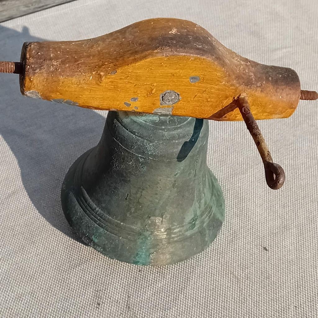 Cloche en bronze antique avec support, Enlèvement ou Envoi, Bronze