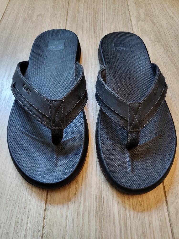 Clay teenslippers maat 47 (nieuw), Slippers, Zwart, Nieuw, Ophalen of Verzenden