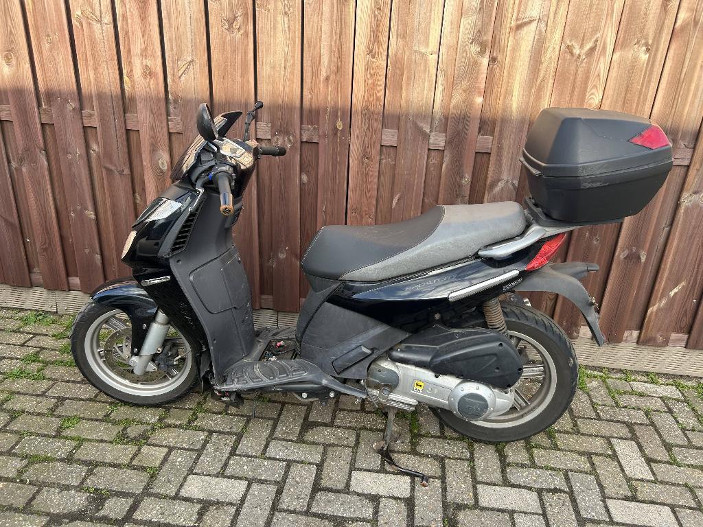 aprilia sportcity 125 met schade, Motoren, Scooter, 11 kW of minder, Automaat, 124 cc