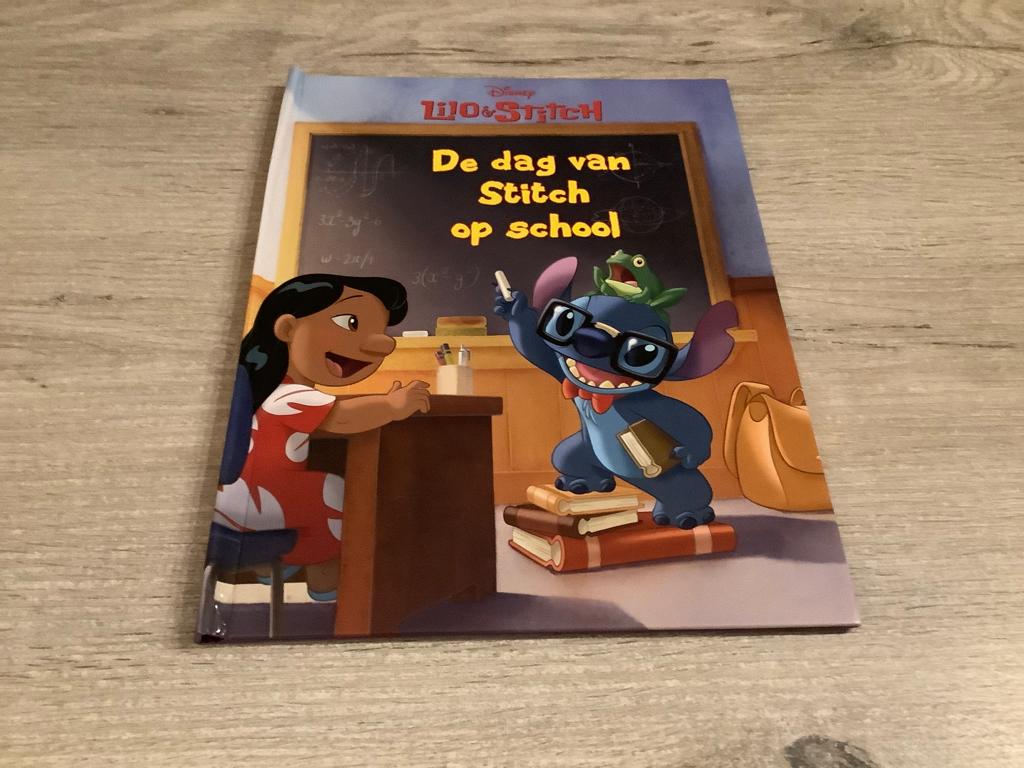 Disney de dag van Stitch op school voorleesboek (2023), Jongen of Meisje, Ophalen of Verzenden, Zo goed als nieuw, Voorleesboek