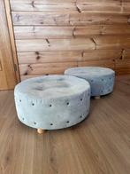 Twee lichtgrijze poefs, Huis en Inrichting, Ophalen, Zo goed als nieuw