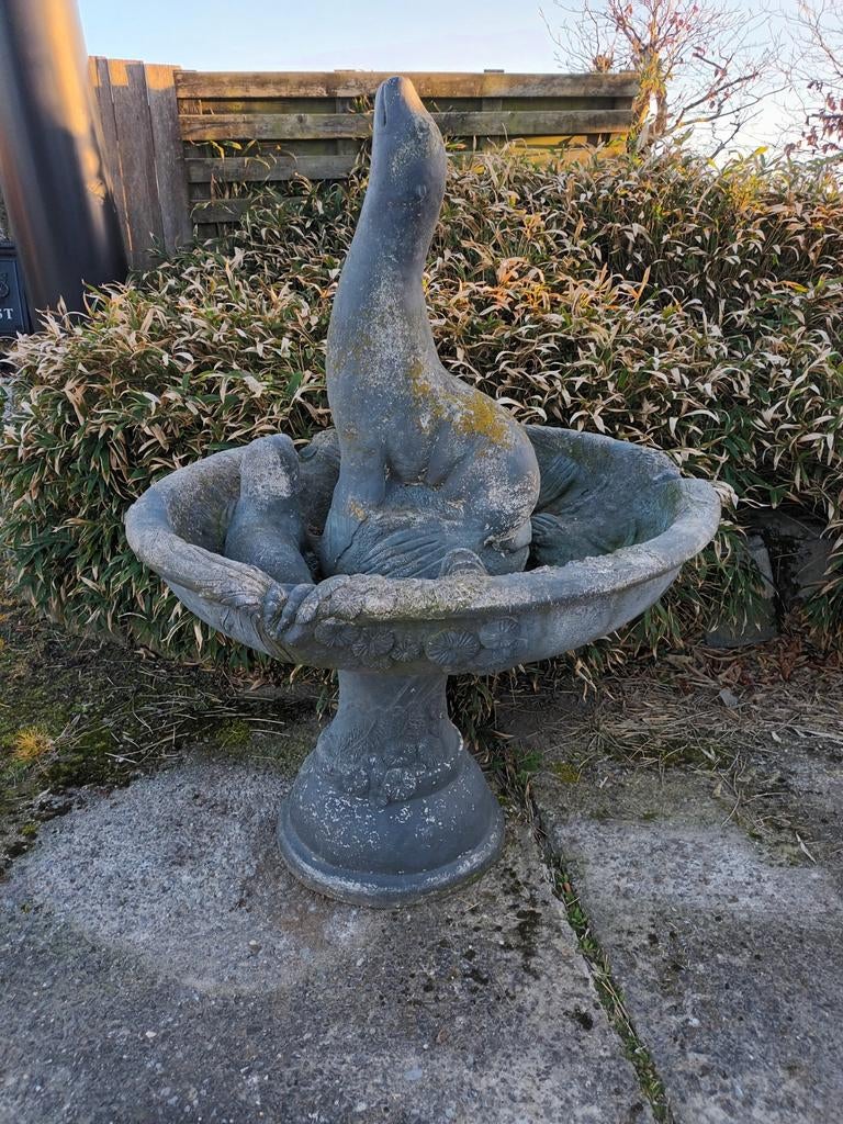 Betonnen fontein, Ophalen, Fontein