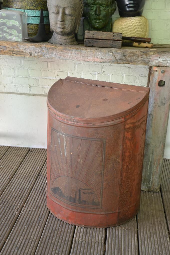 groot verweerd koffieblik, Ophalen