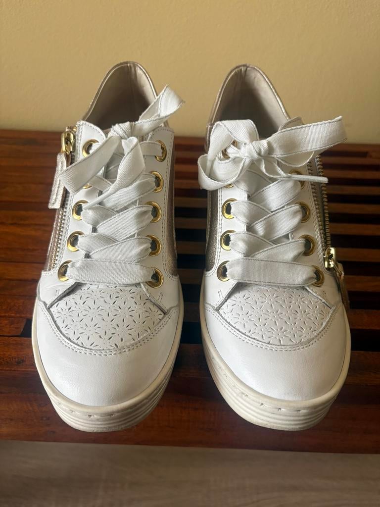 Mooi paar witte damesschoenen maat 37, Kleding | Dames, Schoenen, Ophalen, Zo goed als nieuw, Wit