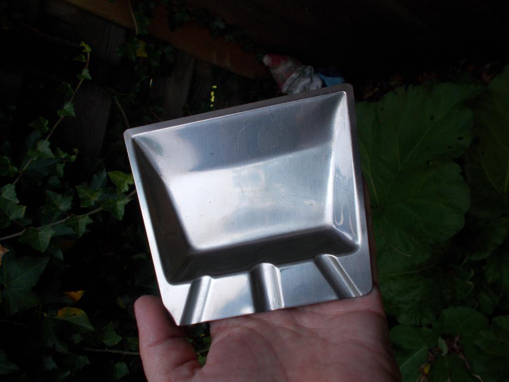 zeldzame roestvrijstalen asbak Menagia Baes Frères France, Collections, Articles de fumeurs, Briquets & Boîtes d'allumettes, Enlèvement ou Envoi