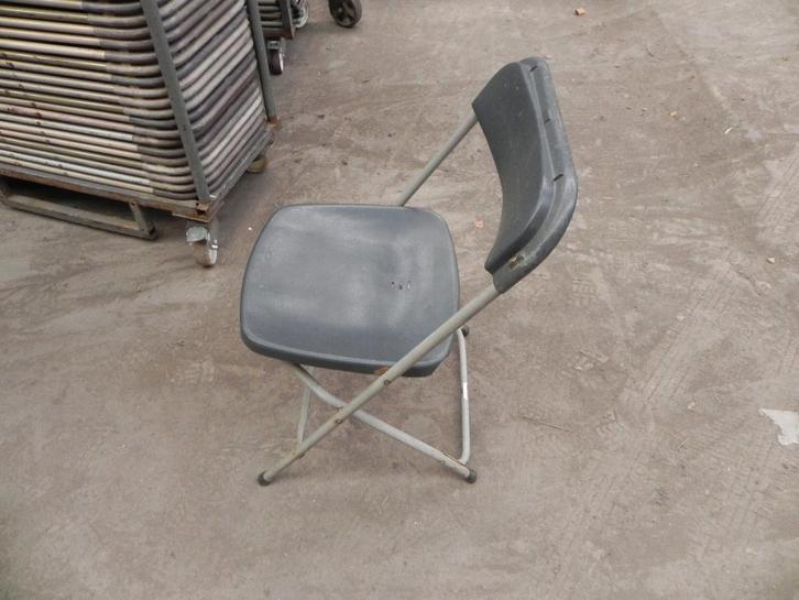 Klapstoelen in opslagkar 300 st, Huis en Inrichting, Stoelen, Gebruikt, Vijf, Zes of meer stoelen, Kunststof, Metaal, Grijs, Ophalen