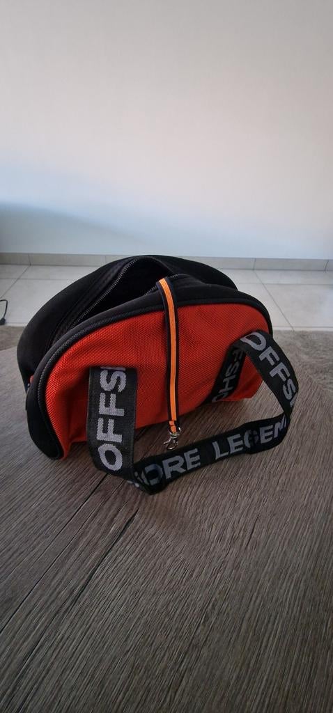 Handtas van Offshore Legends, Enlèvement