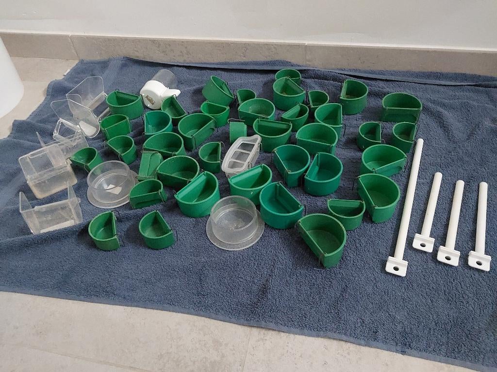 Voerbakjes, drinkbakjes, zitstokken, drinkfles, Ophalen