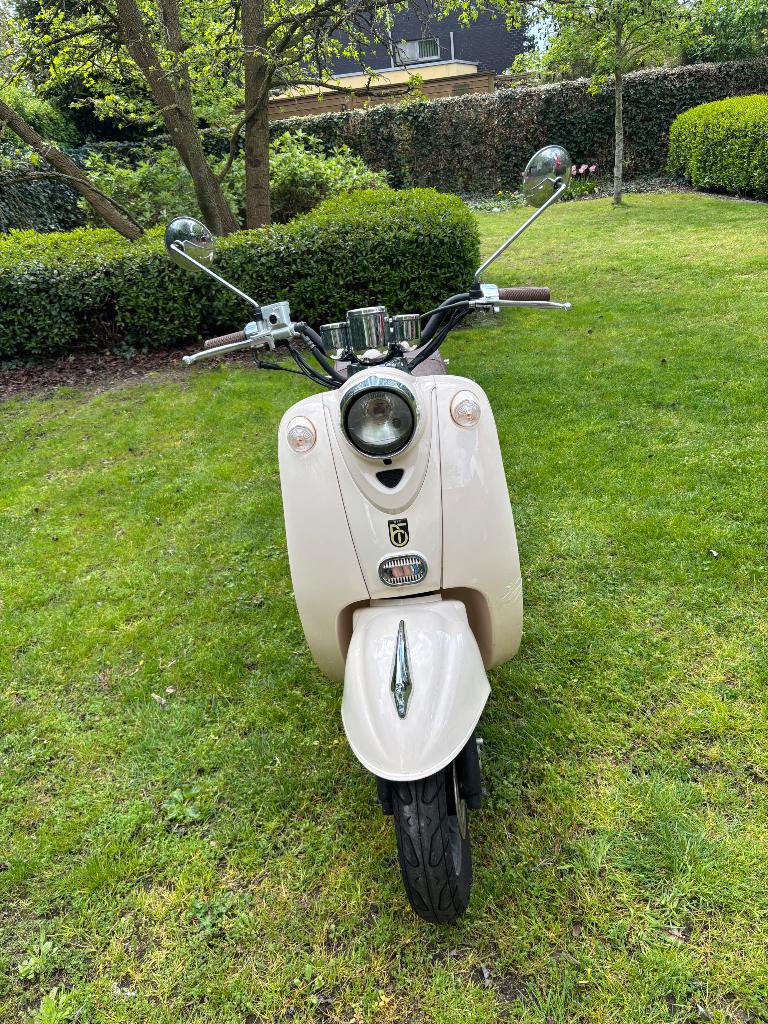 Beige brommer klasse A te koop (inclusief 2 helmen), Fietsen en Brommers, Brommers | Overige merken, Ophalen, Gebruikt, Btc, Klasse A (25 km/u)