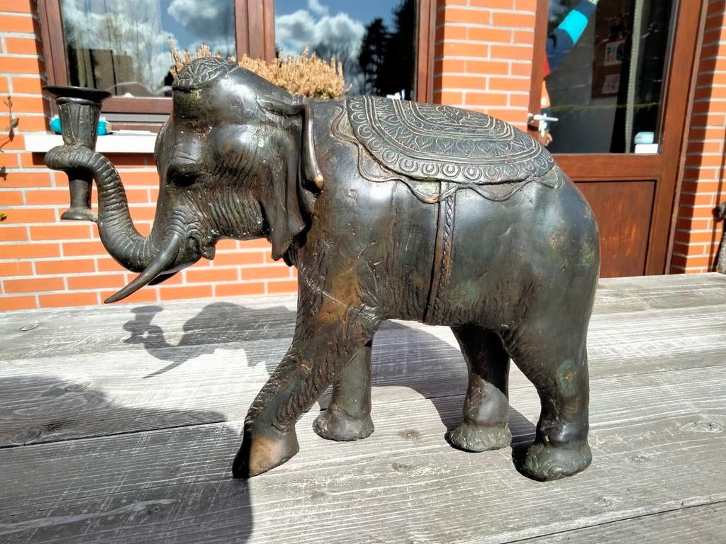 Bronzen olifant kaarshouder, Ophalen