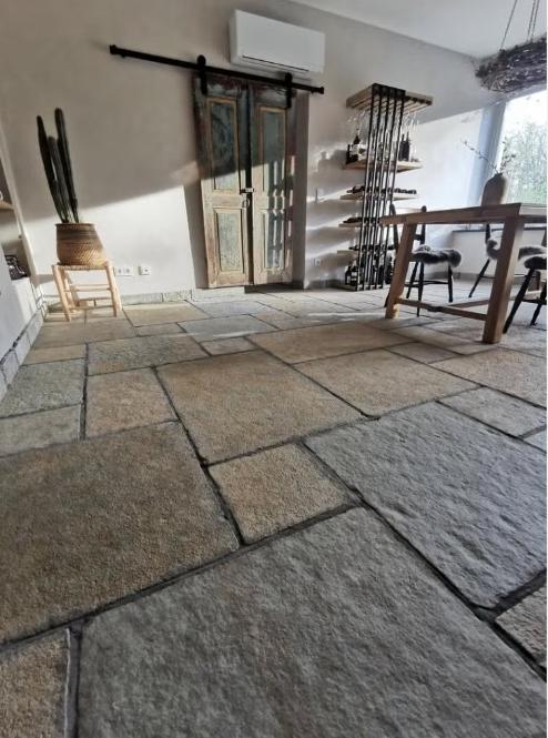 VENTE; VALLONS BOURGUIGNONS, CHÂTEAU BRUT, CALCAIRE ANTIQUE, Enlèvement