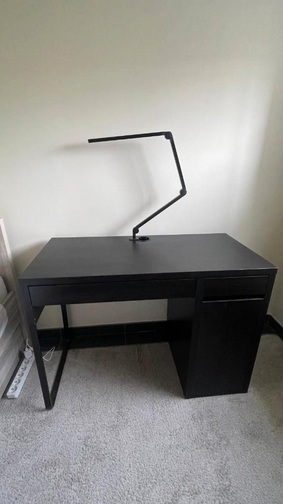 Bureau+Tafelmatje+Verlichting (alles is zo goed als nieuw!), Huis en Inrichting, Bureaus, Zo goed als nieuw, Demontabel, Kabelgoot