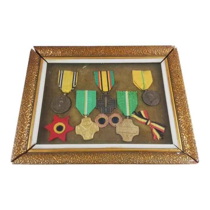 Des médailles belges en guise de cadre, Collections, Objets militaires | Seconde Guerre mondiale, Armée de terre, Envoi