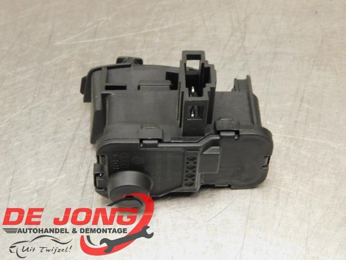 Moteur verrouillage centrale des portes d'un Volkswagen Polo, Autos : Pièces & Accessoires, Carrosserie & Tôlerie, Volkswagen