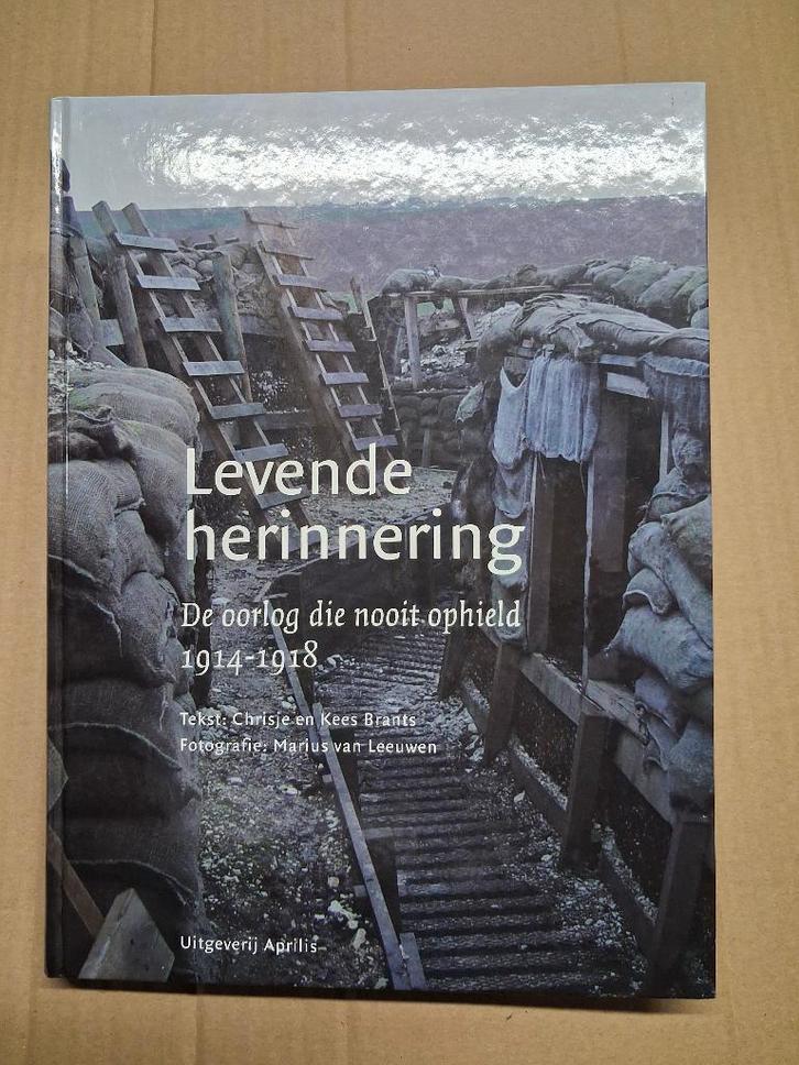 livre de guerre = la guerre qui n'a jamais pris fin1914-1918, Collections, Objets militaires | Général, Armée de terre, Enlèvement ou Envoi