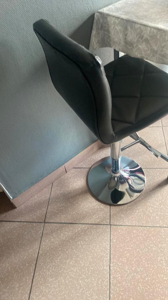 2 tabourets à vendre 45€, Maison & Meubles, Tabourets de bar, Utilisé, 60 à 90 cm, 2 tabourets, Réglable en hauteur, Avec repose-pieds