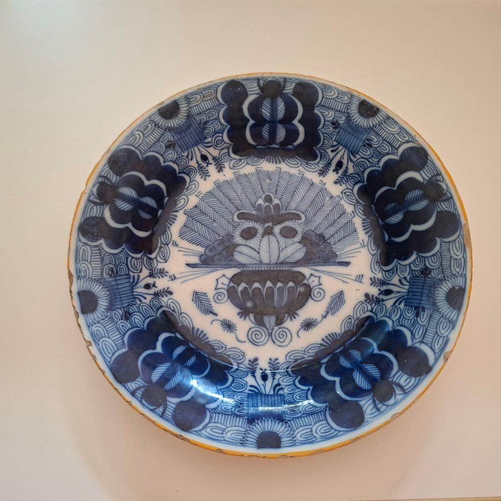 Assiette à motif de paon de Delft, XVIIIe siècle, Antiquités & Art, Envoi