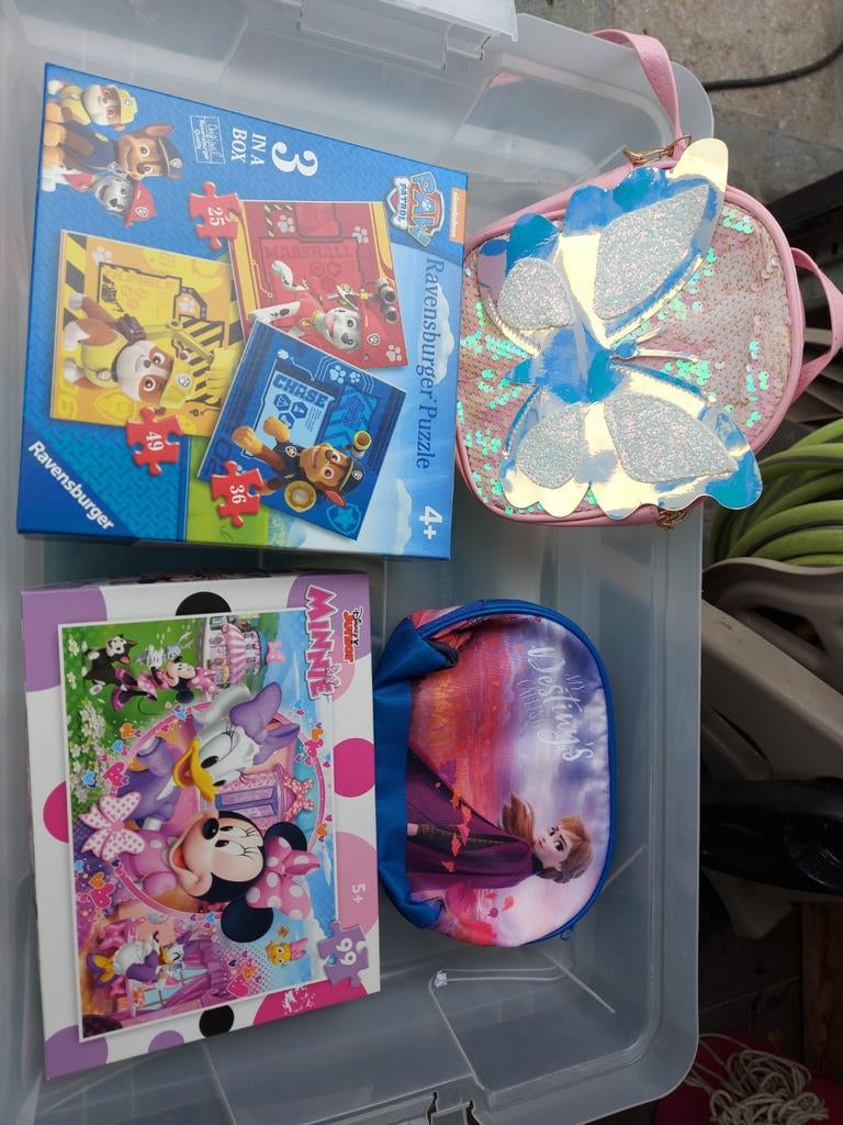 Lot de 2 puzzles et 2 sacs fillette